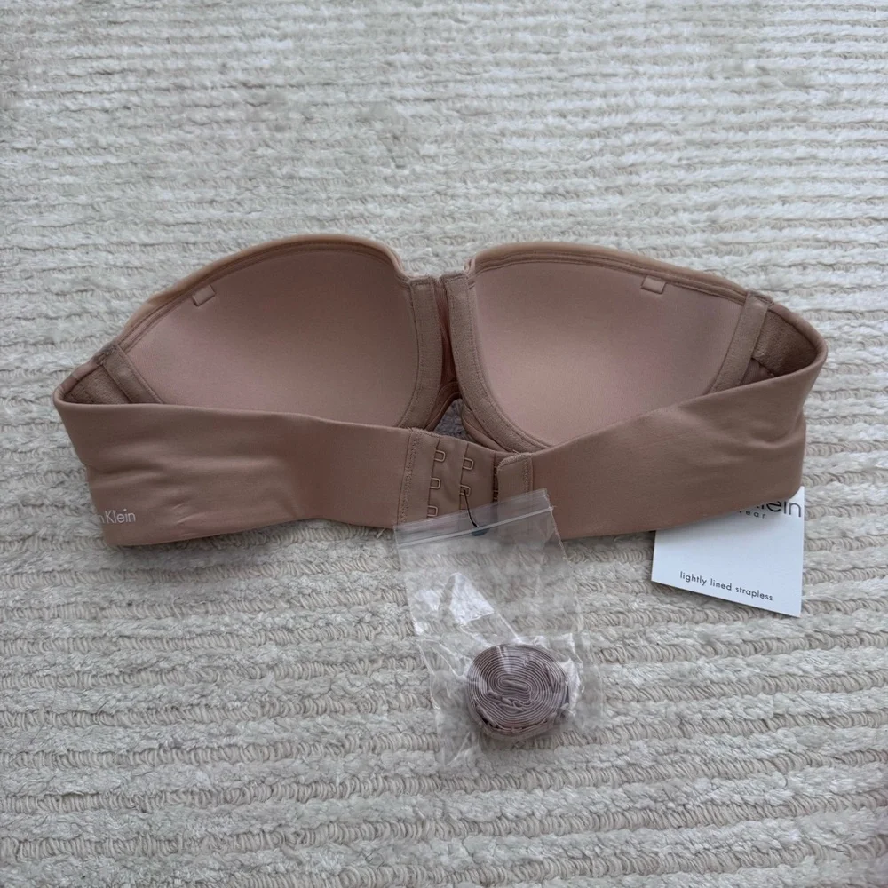 Calvin Klein Women's Nude Lightly Lined Strapless Bra